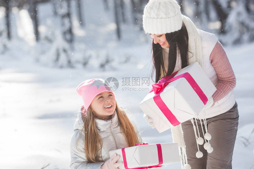 年轻漂亮的母亲和她的小女孩在冬天在户外玩得开心格开朗的孩子和她美丽的妈在大自然中玩雪家庭图片