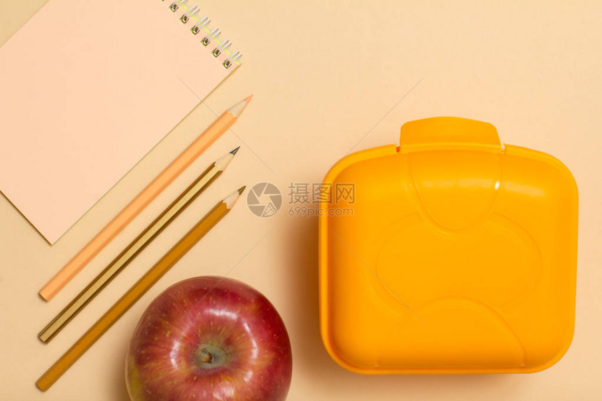 学校用品笔记本彩铅笔苹果和午餐盒图片