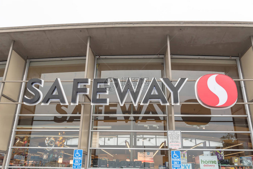 特写Safeway杂货店入口店标志和残疾人停车标志1915年成立的美国连锁超市图片