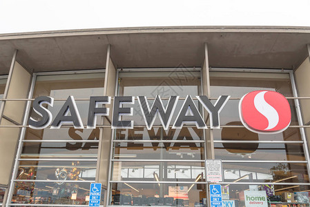 连锁超市logo特写Safeway杂货店入口店标志和残疾人停车标志1915年成立的美国连锁超市背景