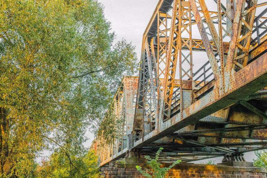 Wieprz河上的铁路桥图片