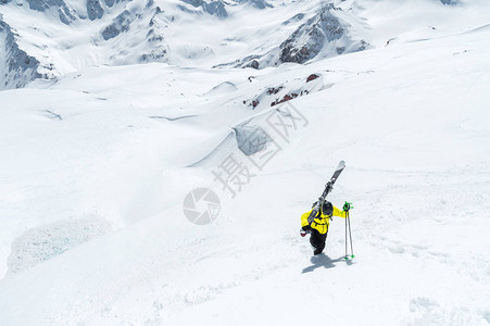 冬季积雪覆盖高加索山峰冬季运动的好地图片