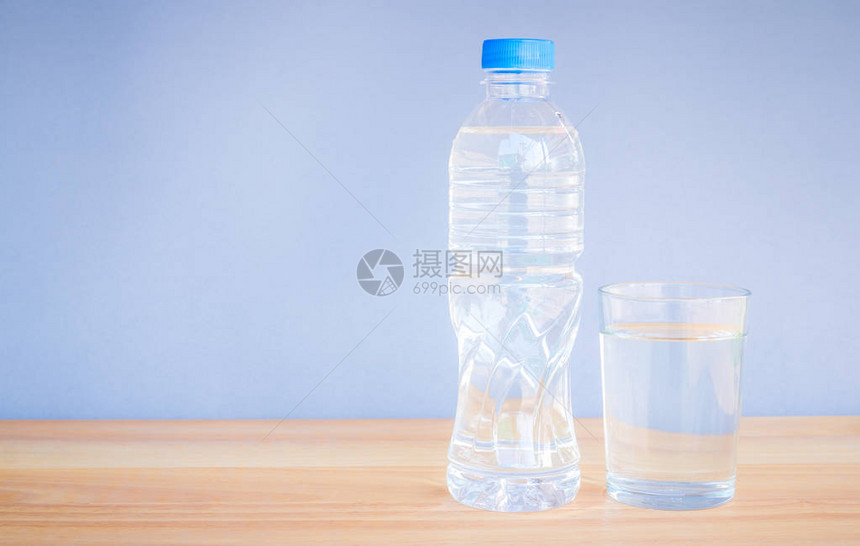 将天然矿泉水重新装在塑料瓶中图片