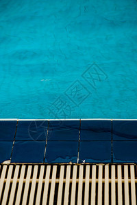 蓝色游泳池的表面游泳池水的背景图片
