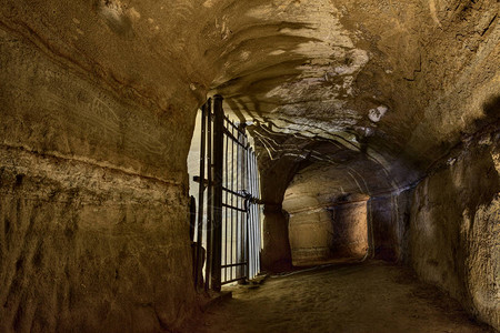 在二战轰炸期间古老的地下隧道挖掘到岩石图片