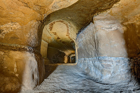 在二战轰炸期间古老的地下隧道挖掘到岩石图片