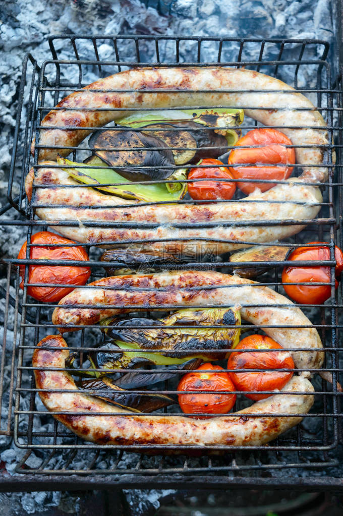 有蔬菜的猪肉香肠被烧焦了图片