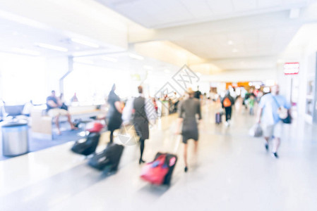 携带手提箱走过机场走廊的模糊背景空勤人员图片