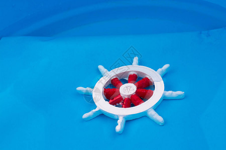 水中小红白彩模型船方向盘图片