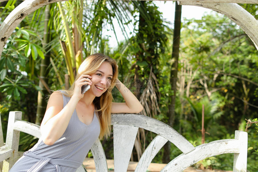 年轻美女用智能手机讲话图片