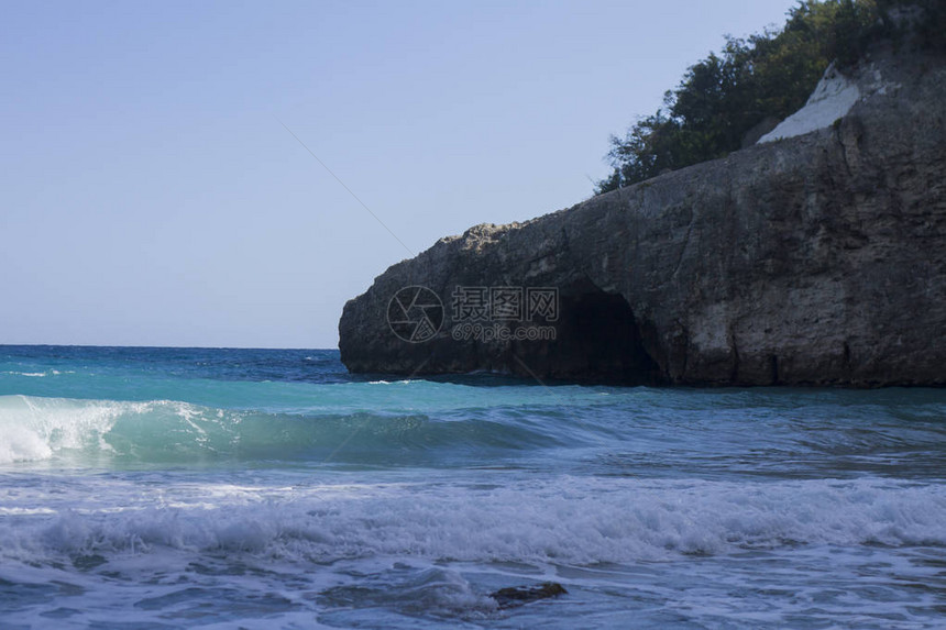 加勒比海岸和背景的洞穴蓝天海图片
