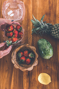 柚木碗里的草莓印尼柚木碗图片