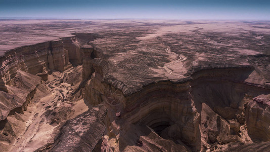纳米布沙漠峡谷的空中景象图片