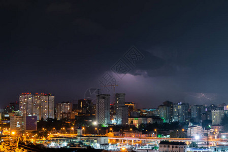 雷电照明和暴风雨在图片