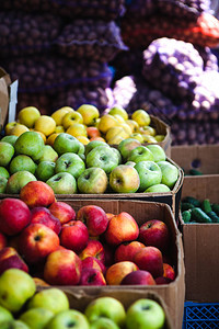 市场上的水果柜台上的苹果水果和蔬菜在市场上出售装在袋子里的土豆图片