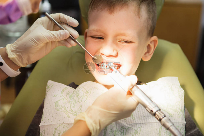 一个小男孩在牙科诊所的牙医招待会上儿童牙科儿童牙科一位女图片