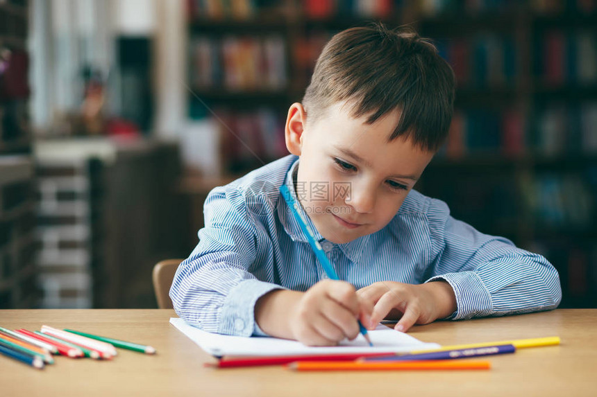 可爱的男孩做作业着色页写作和绘画孩子们画孩子们画在家里有书的学龄前儿童学龄前儿童写作和阅读图片