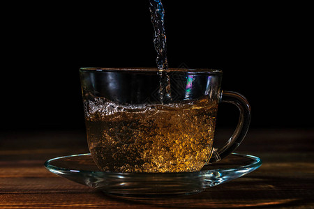 透明玻璃杯天然绿茶图片
