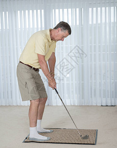 高尔夫球手练习高尔夫拳在家里卧室图片