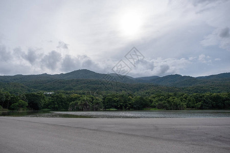 湖森林山地和蓝天空背景道图片