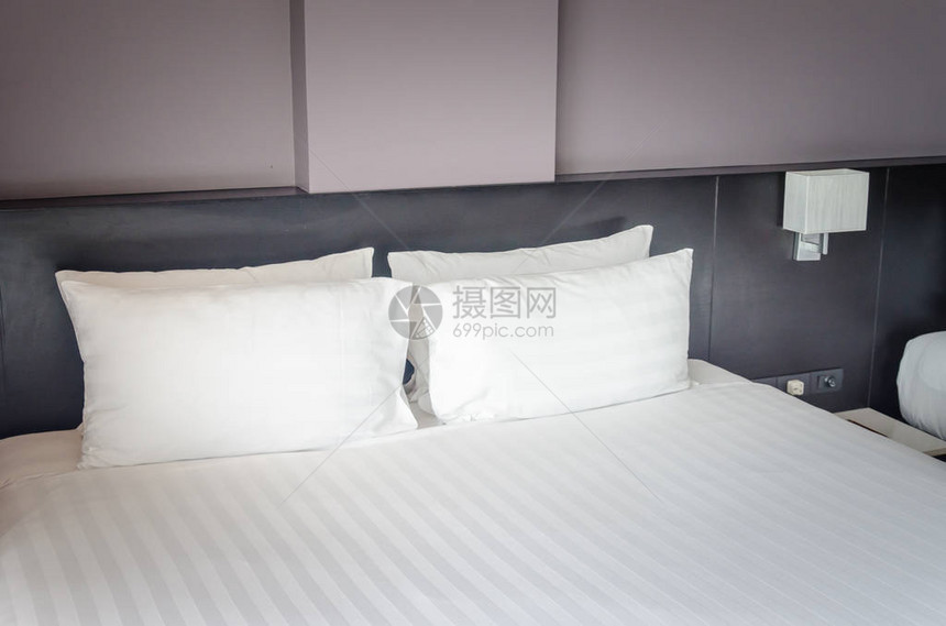 现代卧室的床和枕头图片