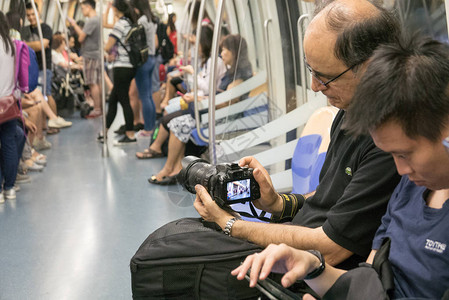 在新加坡地下火车上秘密拍摄人们图片