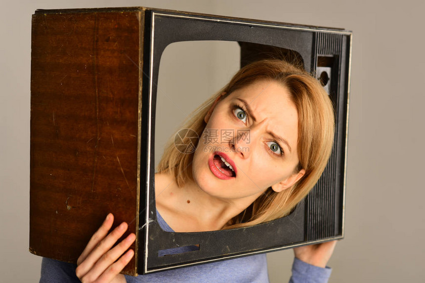 电视电视频道概念从电视机看的女人电视是信息的来源图片