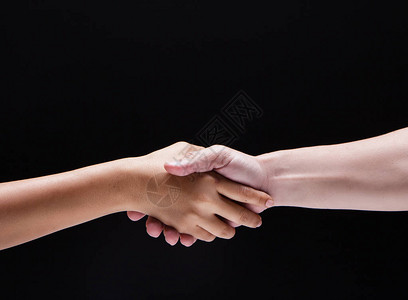 特写人手触摸在一起他们握手是信任和团队合作的标图片