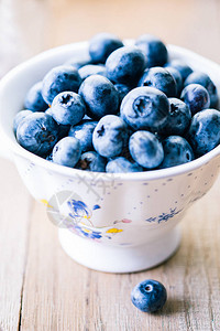 蓝莓用木制桌子图片