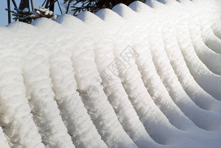 一个简单的木板行道随着雪而淡化图片