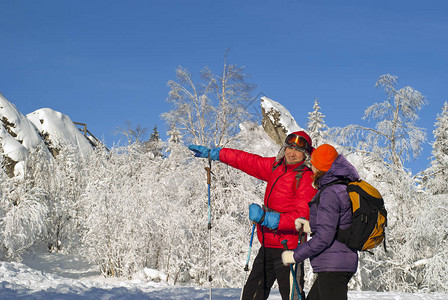 两个徒步旅行者在冬天的一个晴朗的霜天图片