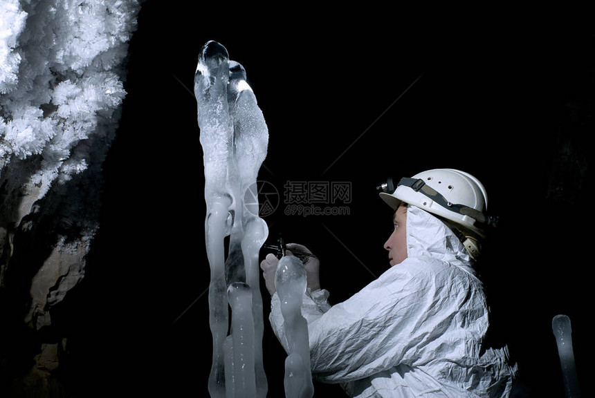 岩壁上布满了大块的冰冻晶体地质学家对冰层结构进行了抽样调查在一片黑暗和岩图片