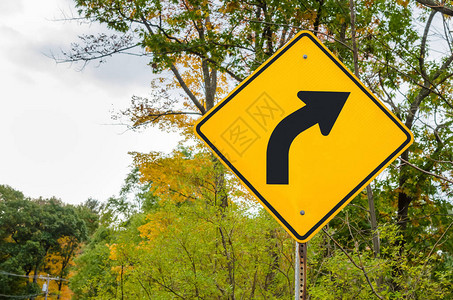 黄色交通信号警告一位高手在秋天的阴云节危险图片