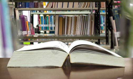 教育图书馆放在桌上学习知识教与学图片