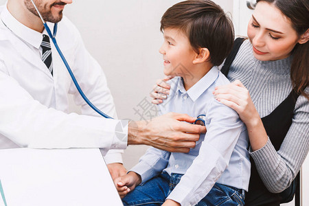 医生检查小男孩在医院里有听诊器图片