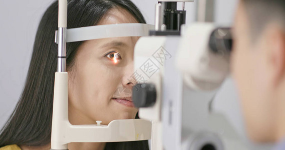 在诊所检查眼睛的妇女图片