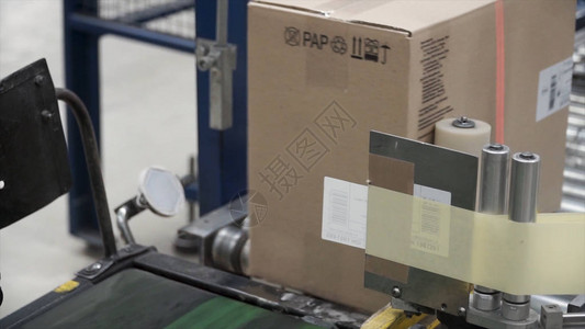 纸板制造机产品线制造箱夹子生产线上的包装快递员与仓库中的纸板箱图片