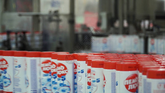 自动化生产线上的液体洗涤剂带有工业设备塑料容器产品的输送机塑料瓶灌装图片