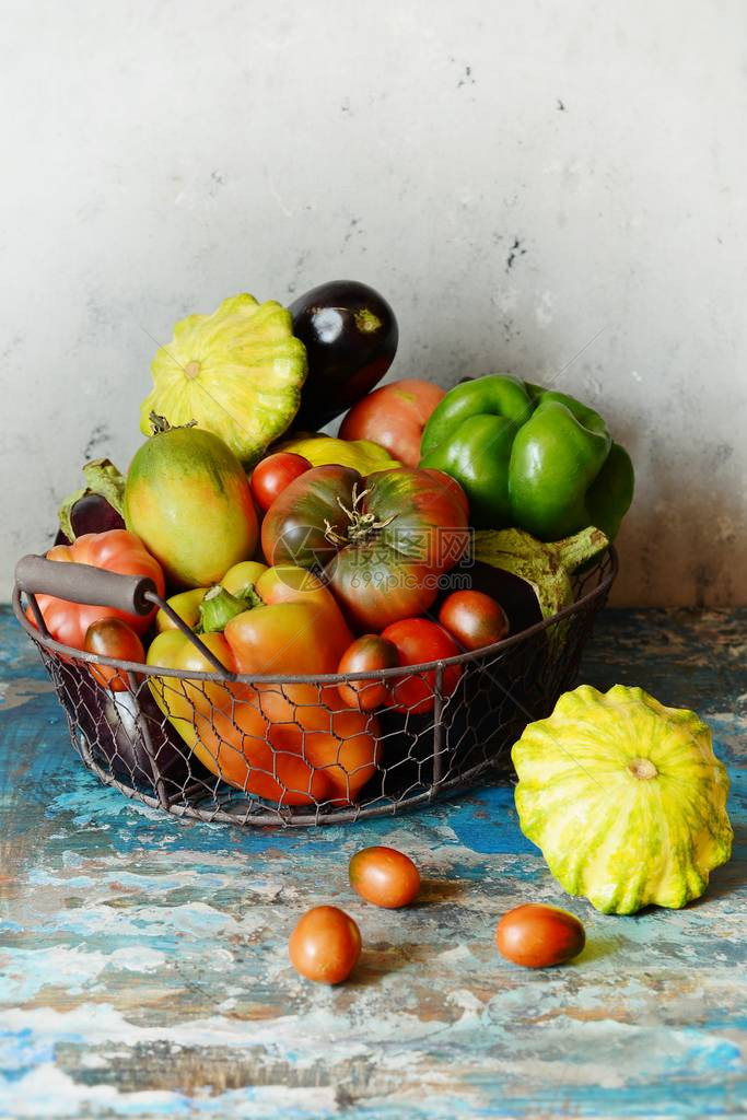 灰色背景上篮子里的新鲜有机蔬菜图片