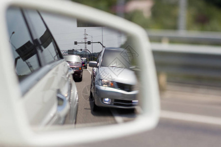 车镜中的道路倒影图片