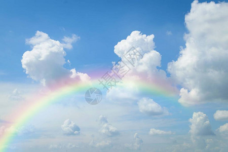 Cloudscape自然天空彩虹与蓝天和白云和五颜六色的彩虹在天空图片
