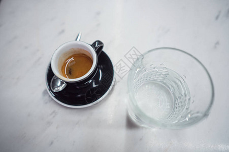 咖啡杯和一杯水放在咖啡馆的桌子上背景图片