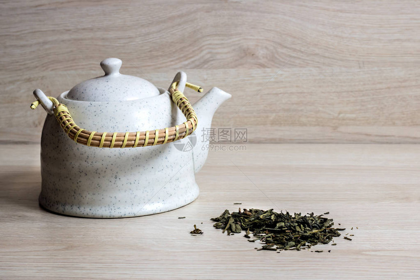 白茶壶和绿茶叶木本底图片