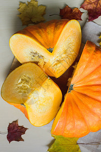 感恩节新鲜橙色南瓜收图片