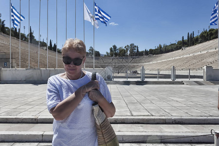 雅典第一个奥林匹克体育场背景下的图片