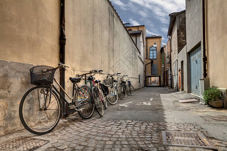 颓废老城的意大利狭窄街道图片
