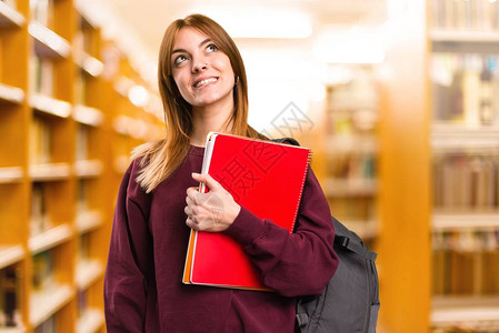 学生妇女仰望着无重背景图片