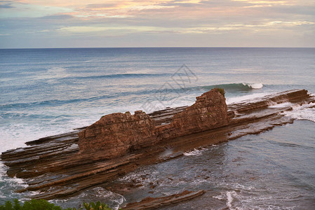 洋景中的大岩石颜色多彩图片