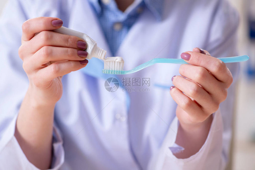 女牙医在牙齿模图片