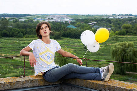 气球屋一个年轻人坐在屋顶上背景